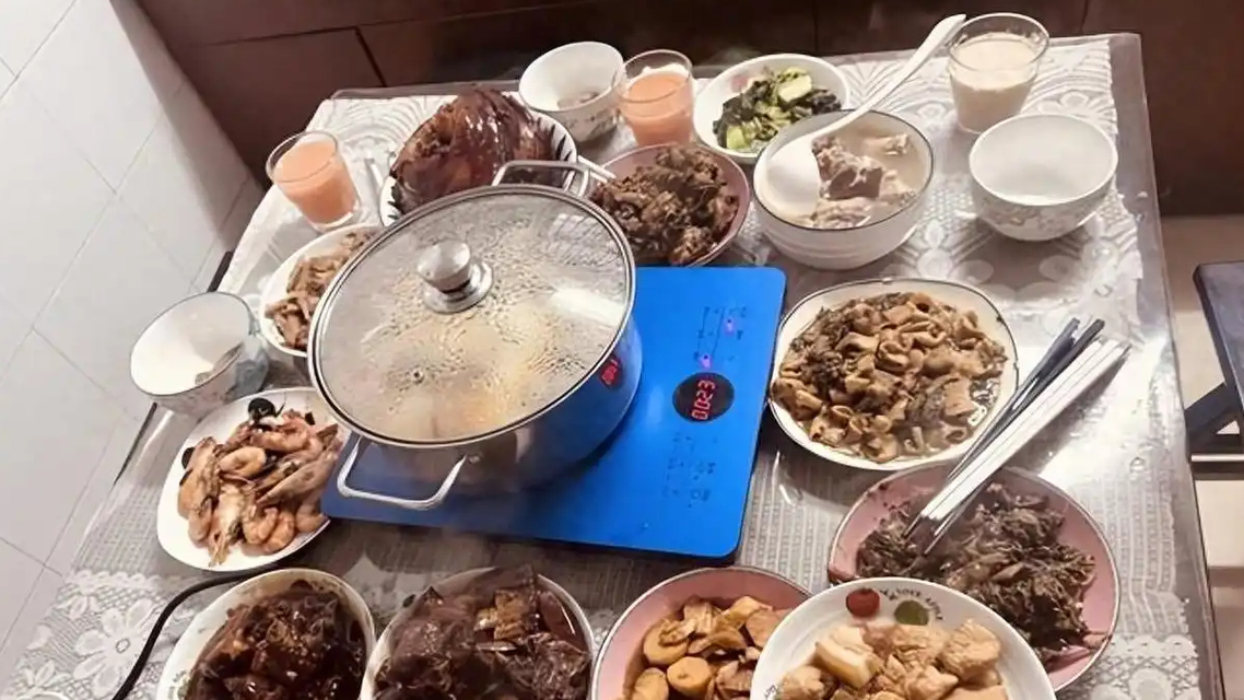  年夜饭放冰箱吃好几天 老人吃进ICU