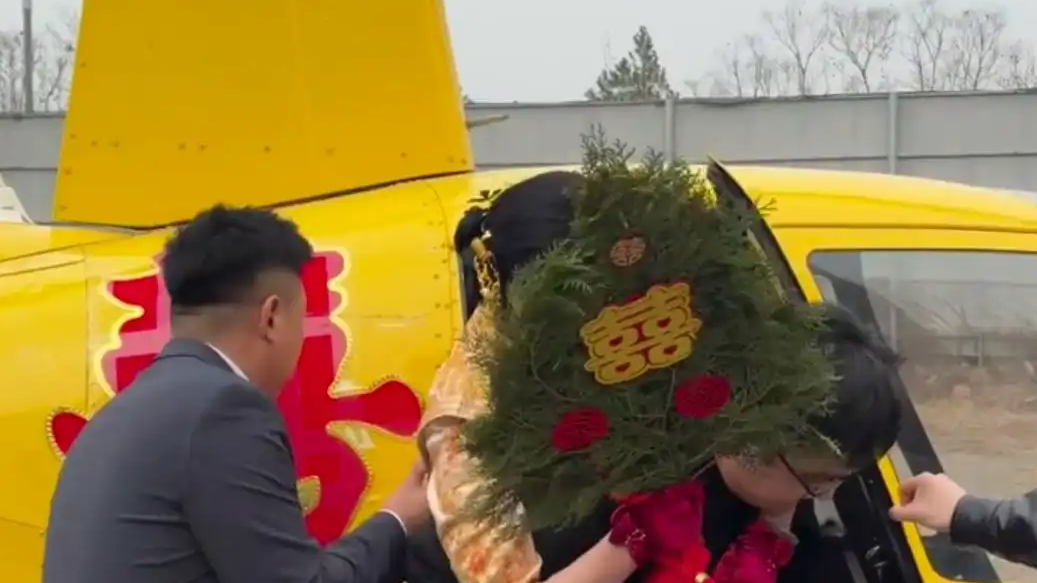 男子租直升机迎娶新娘 租金5万多