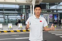   马宁 身后是强大祖国和空无一人球队 缩略图