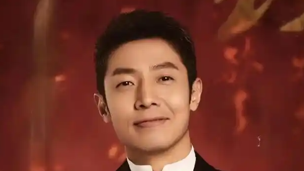 撒贝宁在“中国第一麦”之乡剥花生