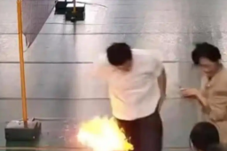 男子打羽毛球摔倒 兜里手机突然爆燃