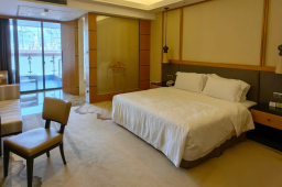   情侣住酒店把饭菜倒床上 摔杯跑路 缩略图