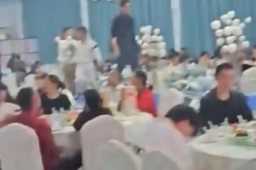   新人举办婚礼 不办仪式人齐开饭 缩略图