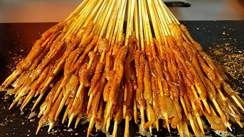 男子将冻鸭肠制成鲜鸭肠饭店回应
