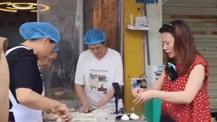 90后夫妇连夜做400份包子送往一线