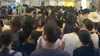  深圳地铁安检员被撞倒 派出所回应