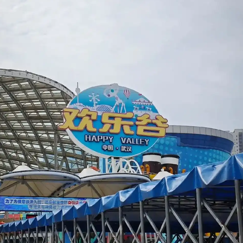  武汉欢乐谷“张雪机车”炫酷巡游