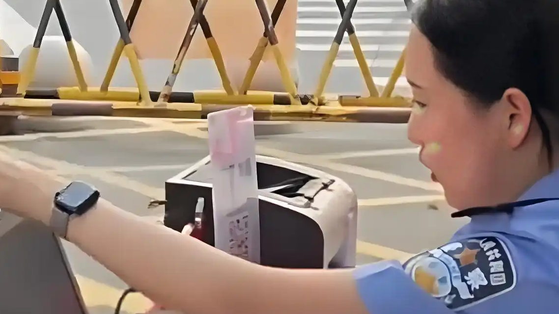  有考生身份证准考证文具袋全忘带