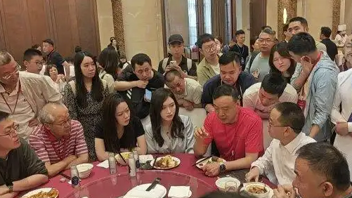  茅台股东大会前夜晚宴 茅台变蓝莓汁