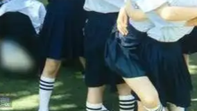  家长称女儿多张幼儿园毕业照走光
