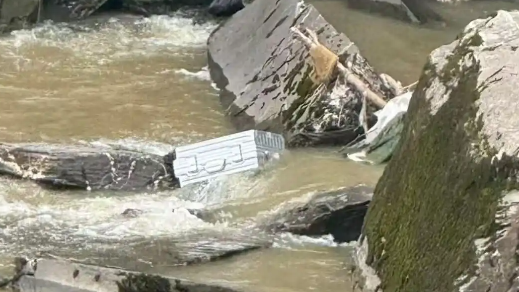  3母女包车旅游坠河 2人遇难5人失联