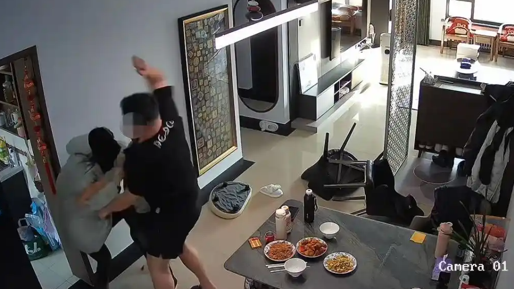  产子55天遭丈夫施暴离婚案择期宣判