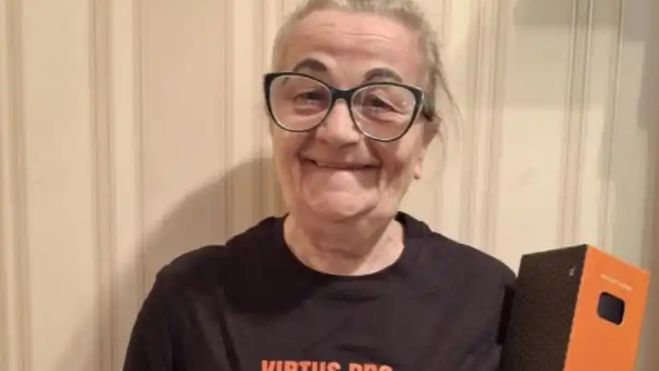 俄77岁老奶奶在CS2中上演“一穿五”