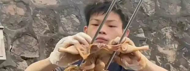 16岁烤鸡少年否认“喜提迈巴赫”：AI合成视频惹误会