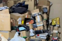 妈妈攒10年快递不拆 全家帮忙拆