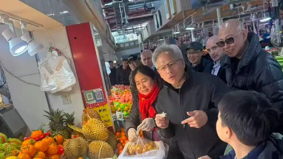 黄仁勋现身上海菜市场