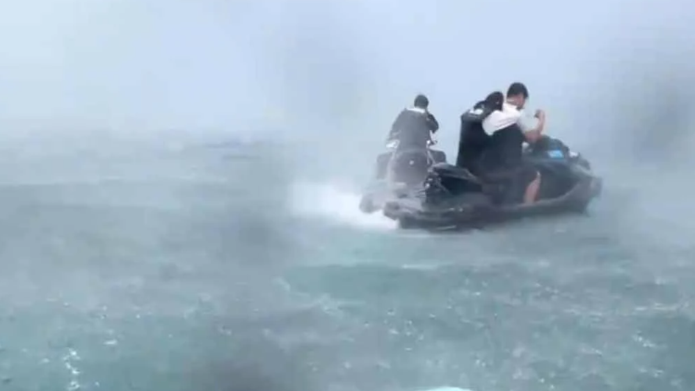 三亚回应“游客骑摩托艇出海遇暴雨”