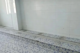   中学男厕无挡板引家长担忧 校方回应 缩略图