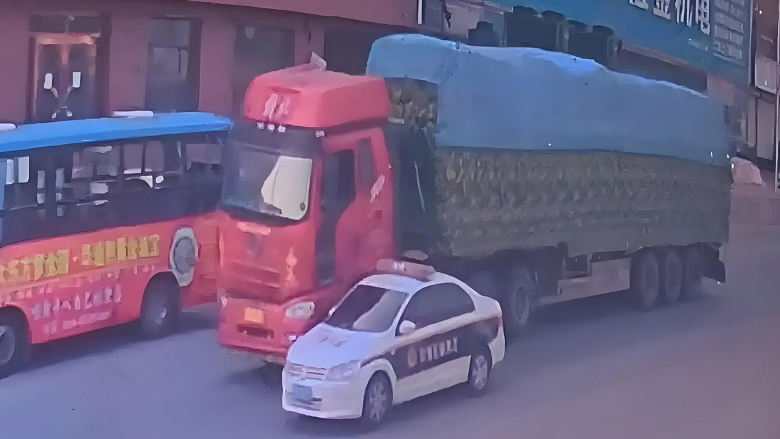 半掛車為躲追查側(cè)翻 執(zhí)法車未施救