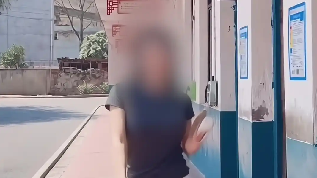 家长投诉女老师常在学校拍视频涨粉