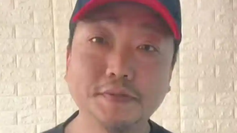 辽宁一男子因酷似演员贾冰走红