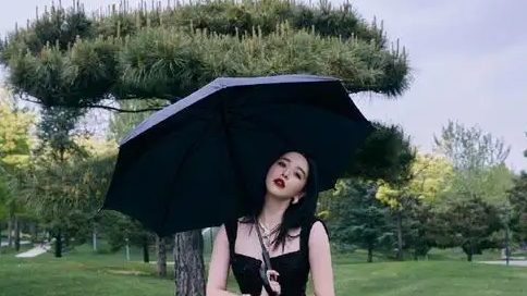 阚清子和老公现身医院产检