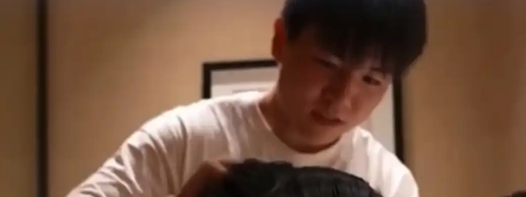 U23国足决赛前剪了新发型