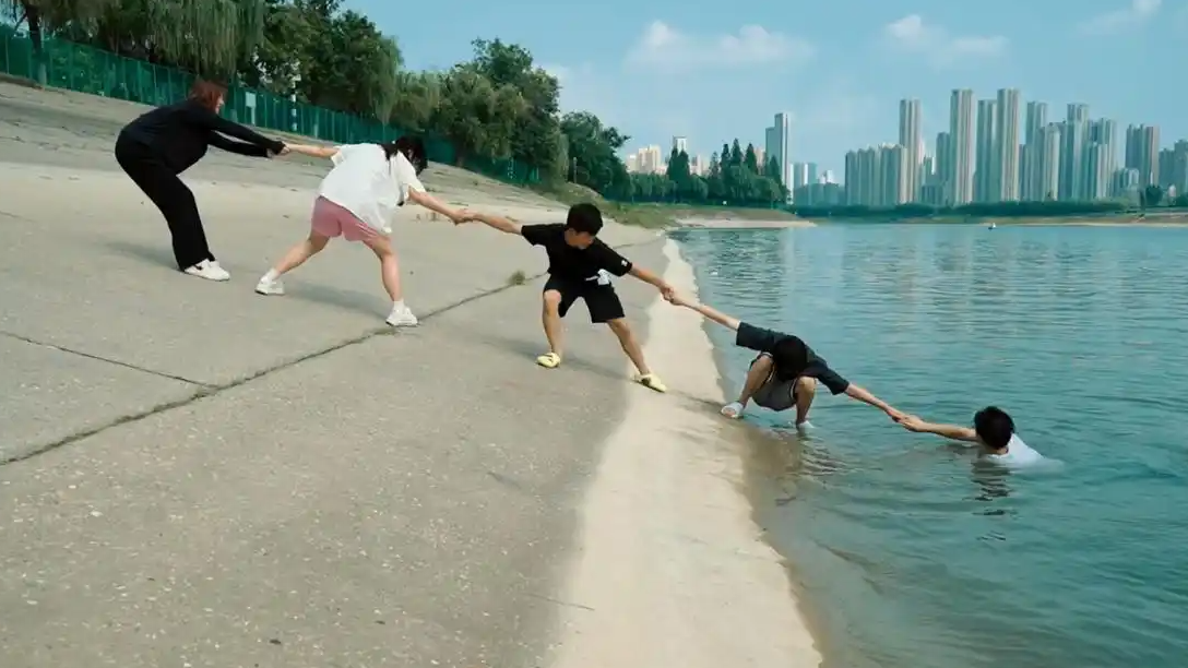  手拉手救人 为啥越救越危险