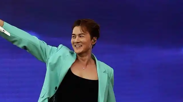 吴克群在贵阳农村放鞭炮庆过年