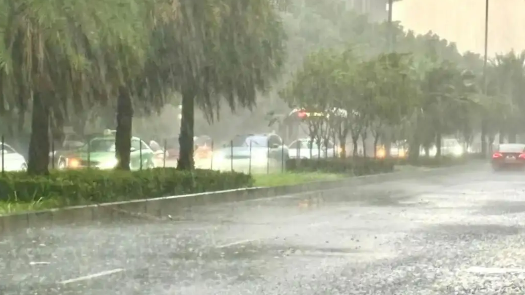  成都上秒烈日当头下秒冰雹袭击