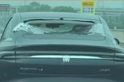   车内放AED被破窗取用 厂家免费换窗 缩略图