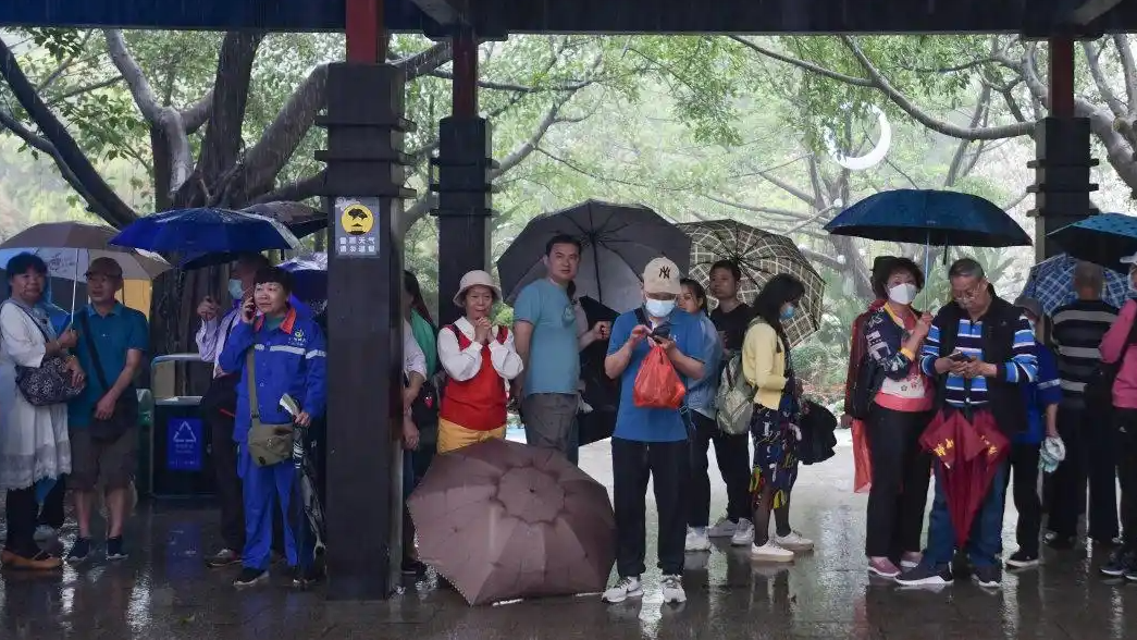 广州：强风雨到来前抓紧到室内躲避