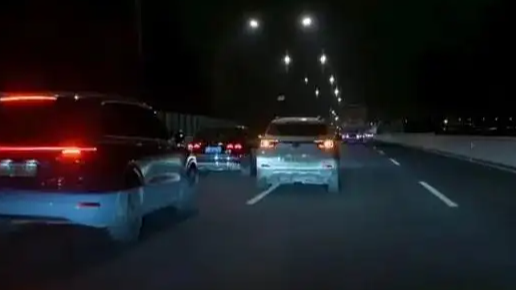 高速公路上一车龟速占道引众怒