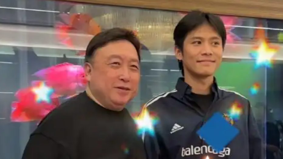 疯狂小杨哥现身王晶70岁生日会