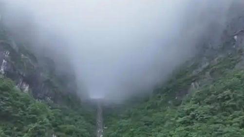 湖南天门山再现“天门吐雾”