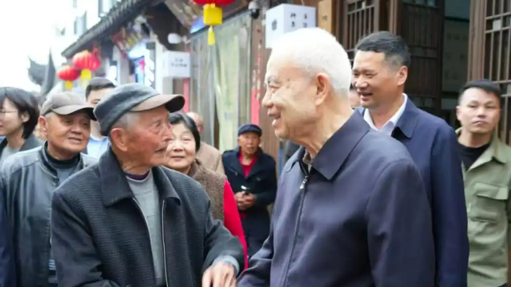 钱七虎再捐100万助力家乡