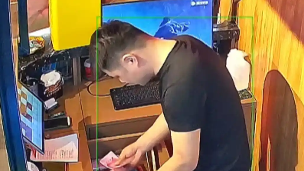 母亲带孩子看病没钱吃饭求助店主