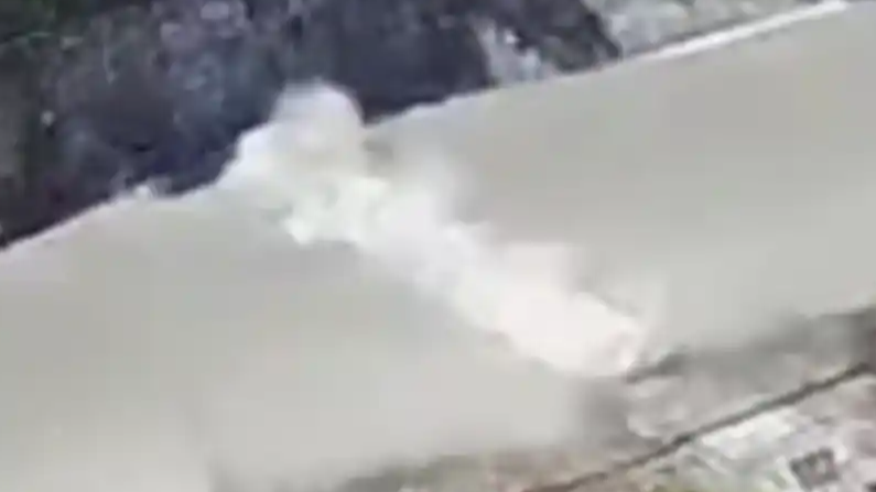  广东汕头一道路被晒到突然炸开