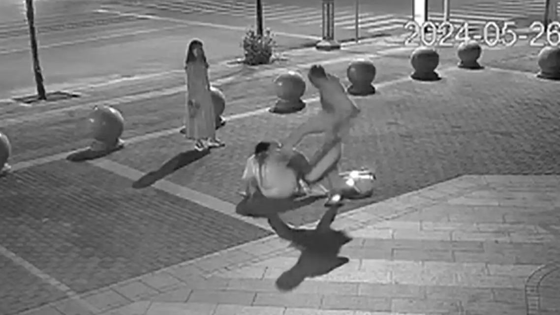 父亲当街踹女儿 路过男子制止被起诉