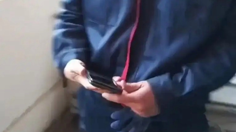 巡查组现场要求：把手机拿出来我看看