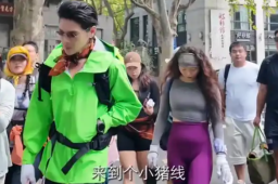 向佐西湖边徒步 拎编织袋捡垃圾