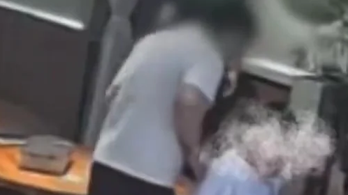 男子要跟6岁男孩抢厕所被拒后打人