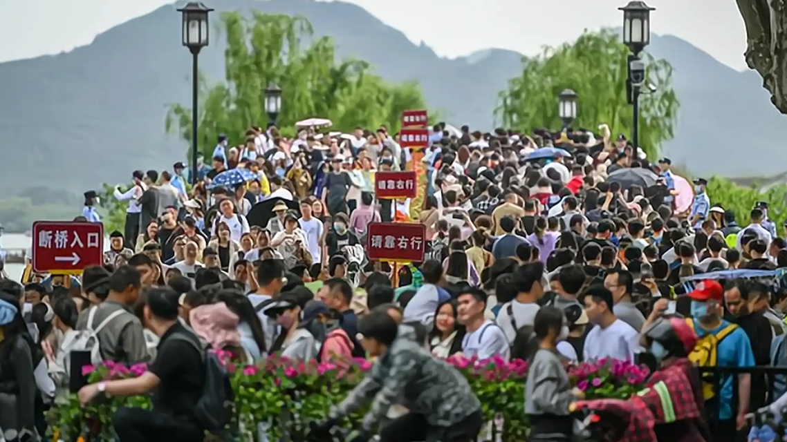 杭州西湖景区熟悉的人潮已出现