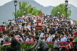 杭州西湖景区熟悉的人潮已出现