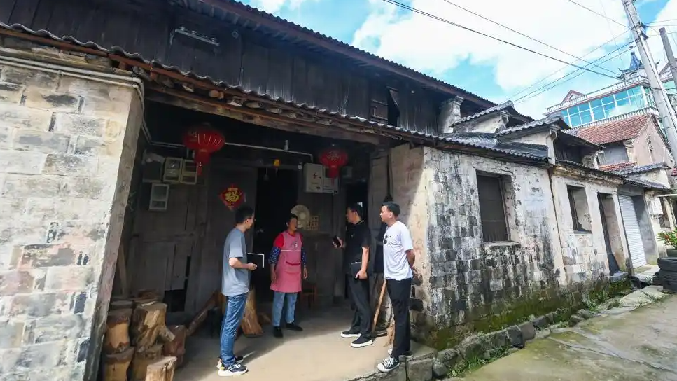  “极少数巨婴碰瓷了大量公共资源”
