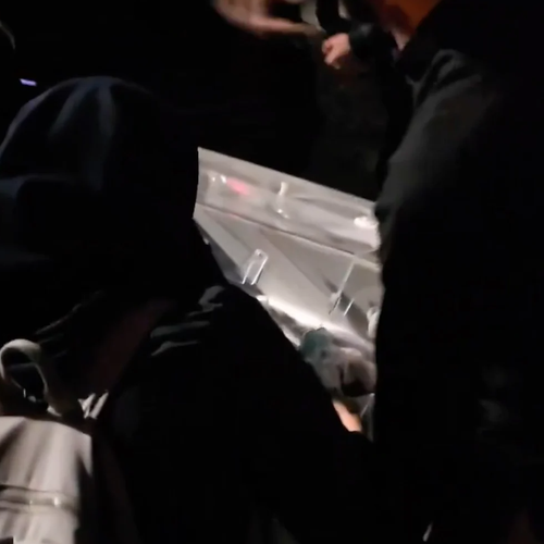 伊朗医院遭轰炸 战火中转移新生儿