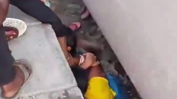 火车突然驶来 母亲贴地卧倒护住孩子