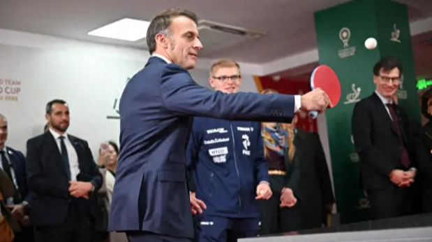 马克龙与国乒切磋 丢球后拍球拍叹气