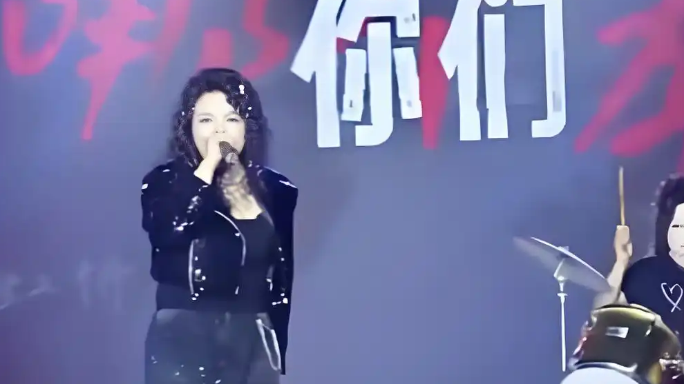  白天查寝晚上摇滚？宿管阿姨乐队爆火