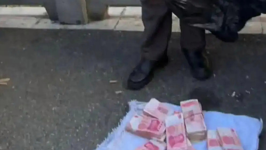  大爷摆摊自称送20万现金 没人敢拿